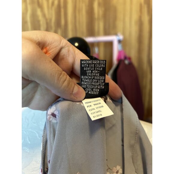 Torrid Top Plus Sz 1 (1X) Short Sleeve Button Down Semi-Sheer Gray Floral Ruffle - Picture 9 of 9